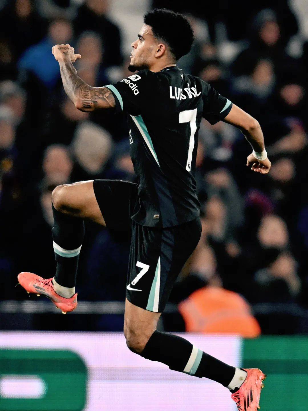 利物浦大将神勇发挥，帮助球队逆转战胜对手的简单介绍