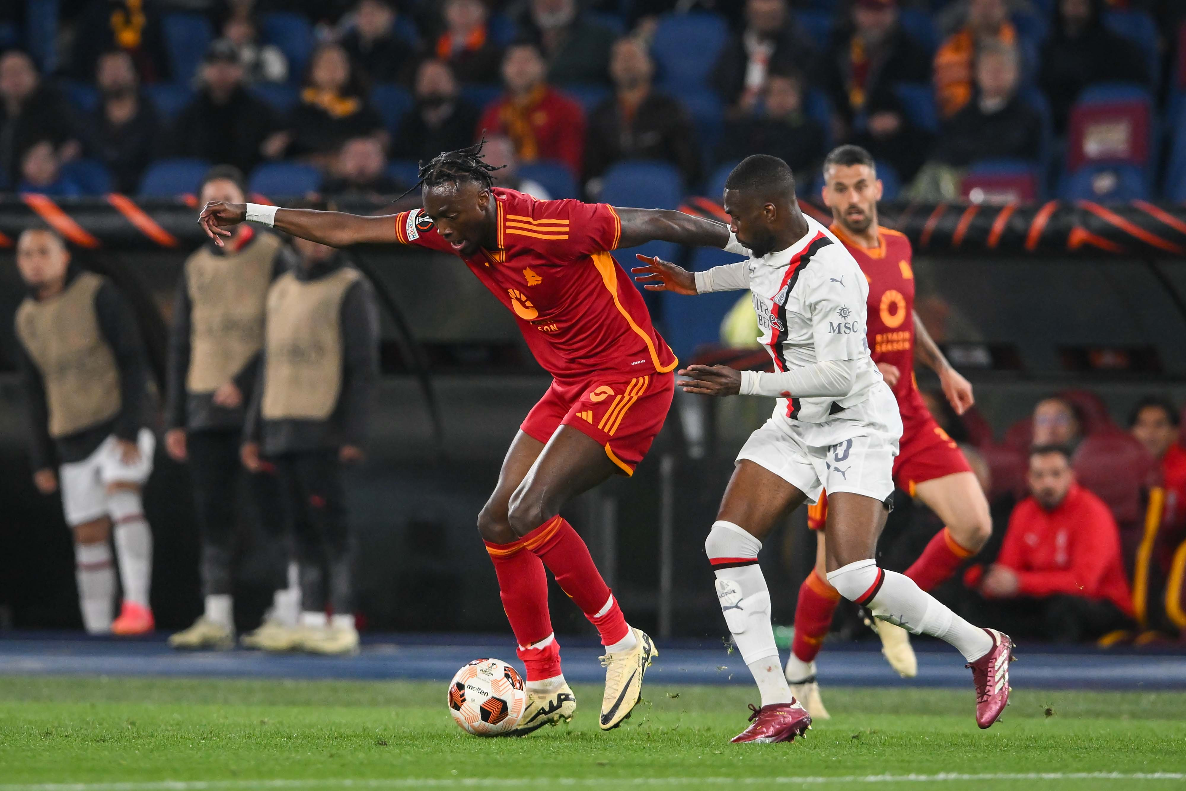 AC米兰中场断球发动进攻,球队积极进取 AC米兰中场断球发动进攻,球队积极进取