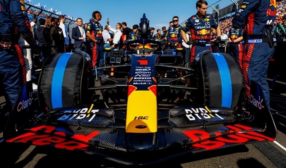 梅赛德斯翻盘迈凯伦，佩雷兹关键制胜